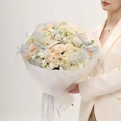 Нежный букет с кустовыми розами и гортензиями